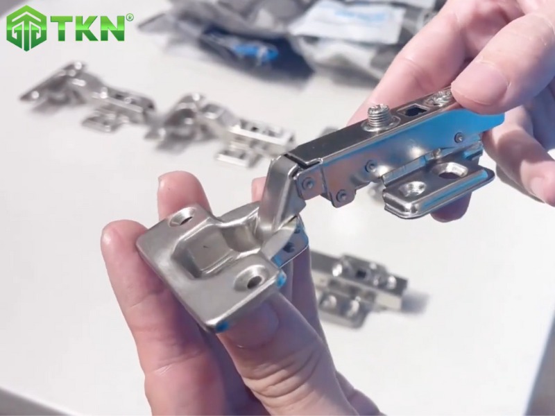 Bản lề tủ bếp 628A chất liệu thép
